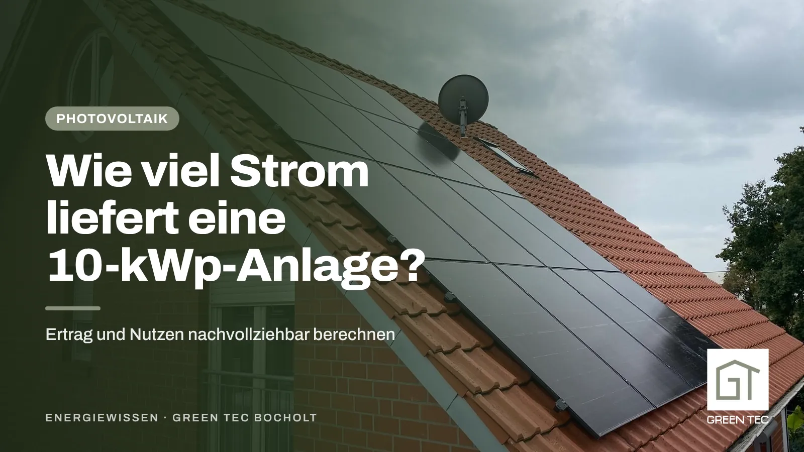 Titelbild: Ertrag einer 10-kWp-Anlage – Solarmodule auf einem roten Ziegeldach eines Klinkerhauses