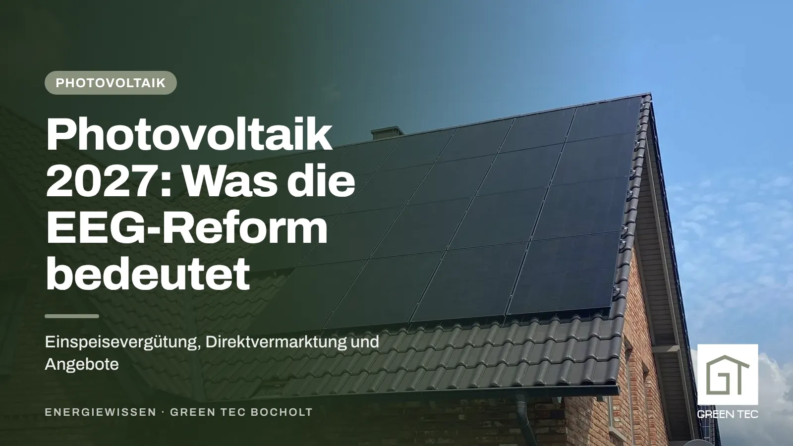 Titelbild: Photovoltaik 2027 und die EEG-Reform – Solarmodule auf dem Dach eines Klinkerhauses