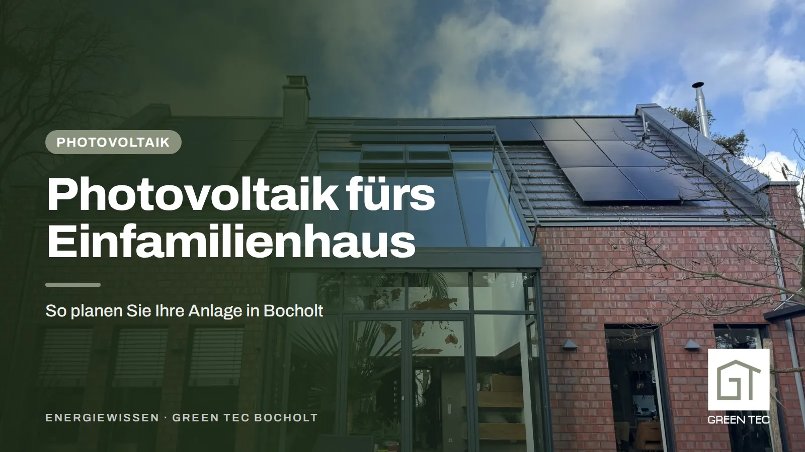 Titelbild: Photovoltaik fürs Einfamilienhaus – Klinkerhaus mit Solarmodulen auf dem Dach