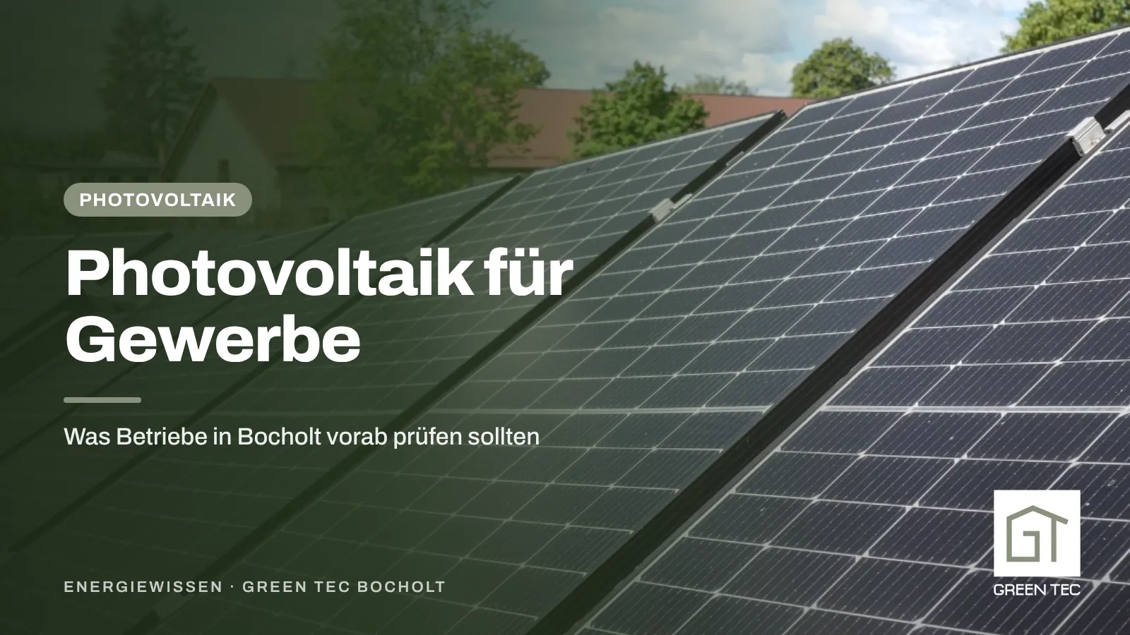 Titelbild: Photovoltaik für Gewerbe – große Modulfläche auf einem Dach