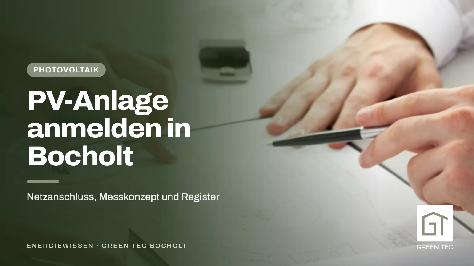 Titelbild: PV-Anlage anmelden in Bocholt – Hände mit Stift über Planungsunterlagen