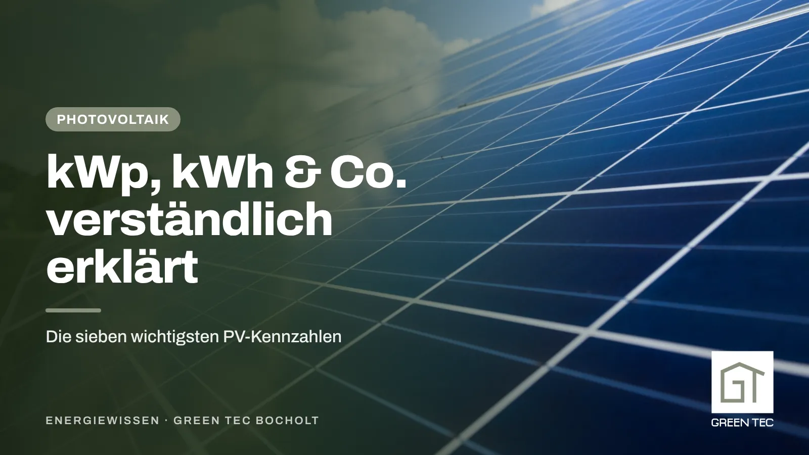 Titelbild: PV-Kennzahlen verständlich erklärt – Solarmodule vor blauem Himmel