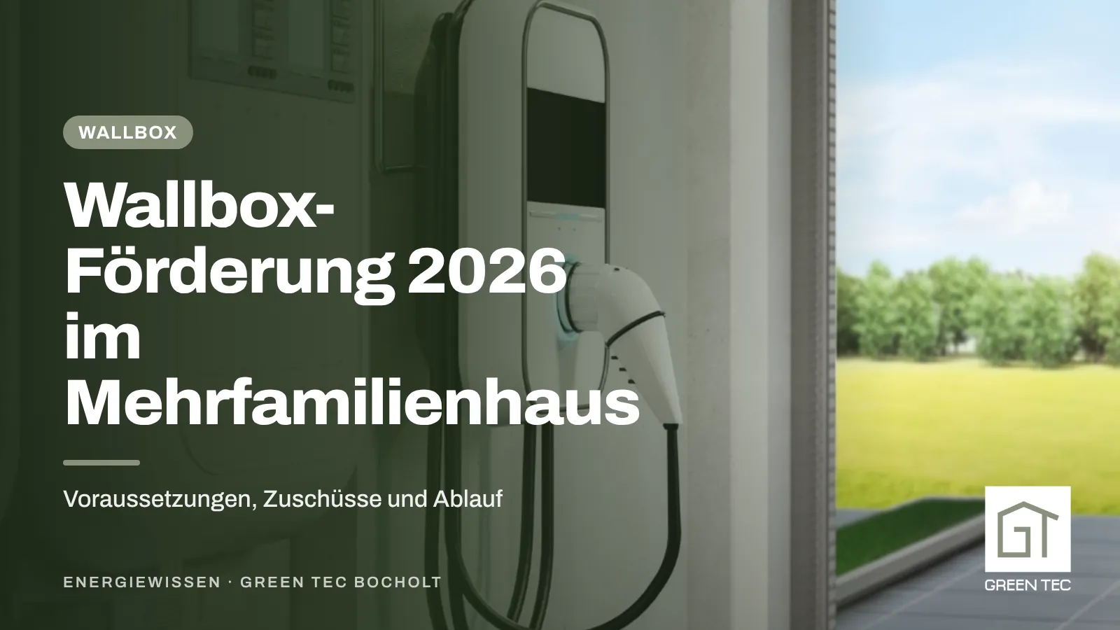 Titelbild: Wallbox-Förderung 2026 im Mehrfamilienhaus – Wallbox mit Ladekabel an einer Hauswand