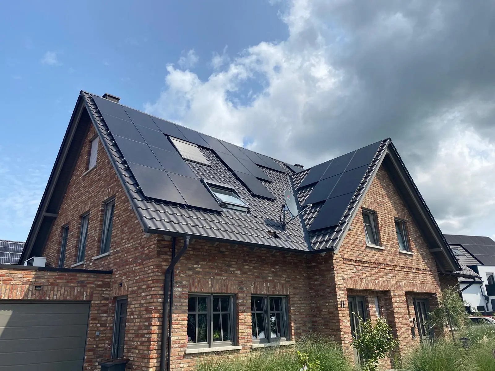 Dasselbe Klinkerhaus mit Photovoltaikanlage auf beiden Dachflächen