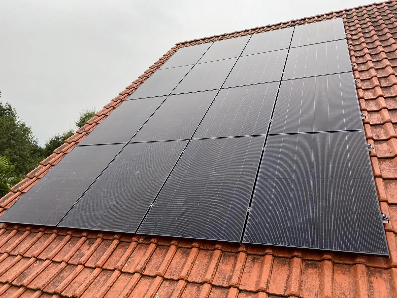 Photovoltaikmodule auf einem roten Ziegeldach