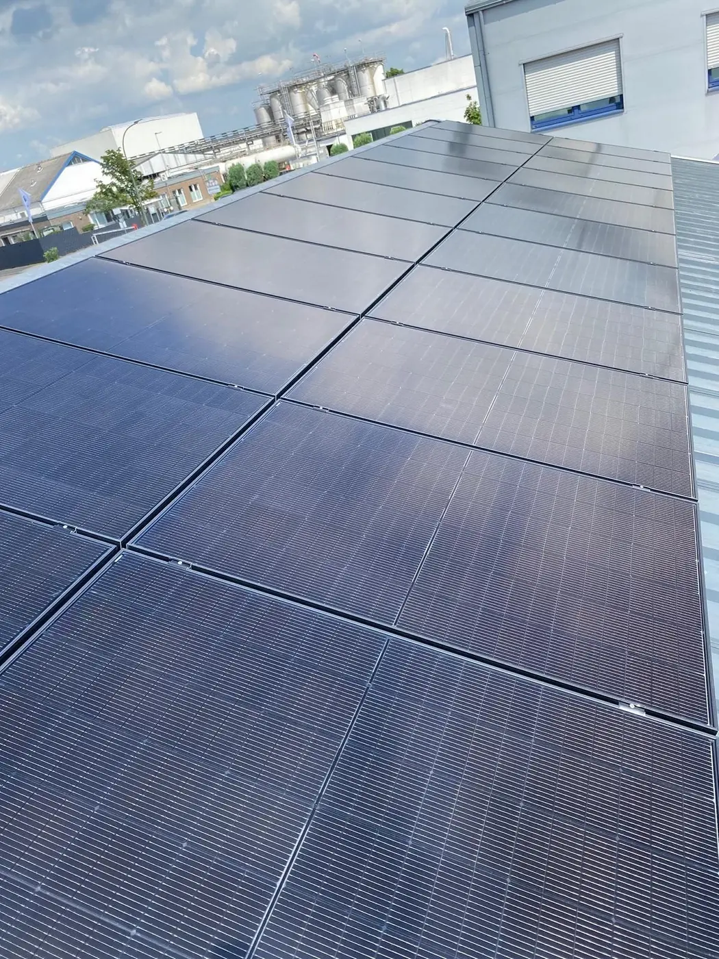 Montierte Solarmodule auf einem Hausdach